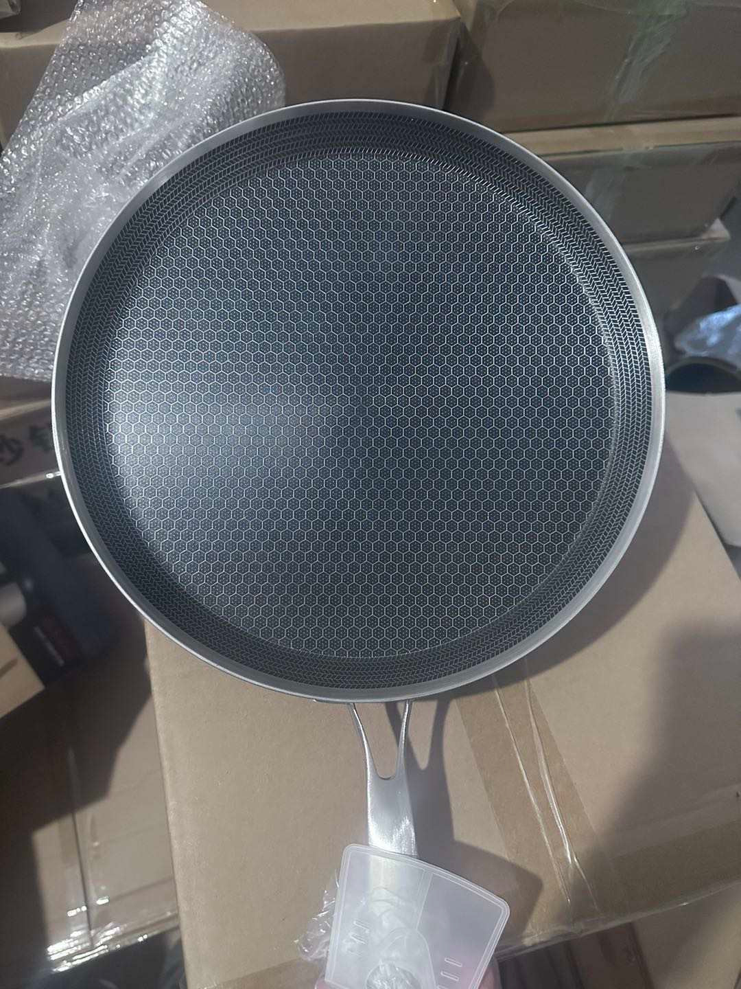 INNOVATIVE 28cm/10” 316L Stainless Steel Honeycomb Texture Pattern Non-Stick Coating Kitchenware Frying Pan For Pancakes, Eggs With Glass Lid , Bamboo Spatula Side Handle -Scratch-resistant Raised-up Honeycomb Fire Textured Pattern