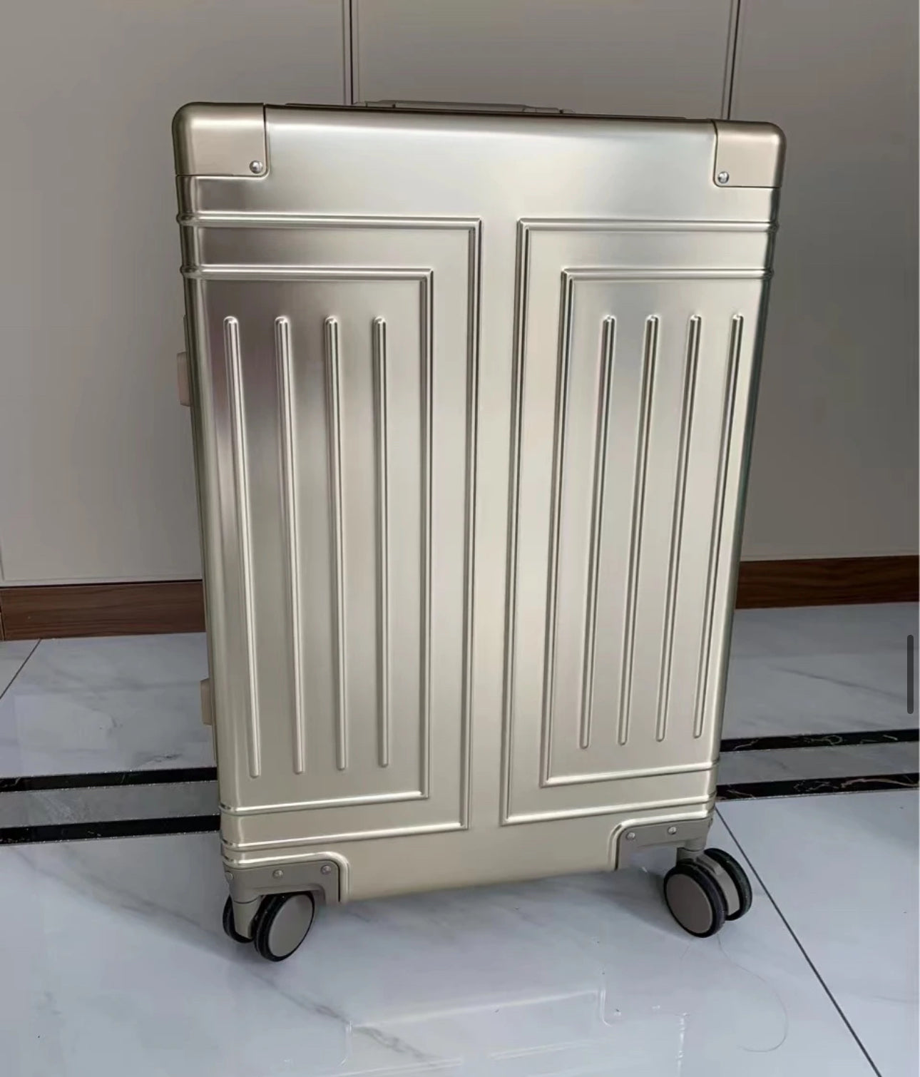 ISP anodised aluminium alloy, riveted high-gloss aluminium anti-crash corners. large 4 wheel aluminium suitcase provides enough room.